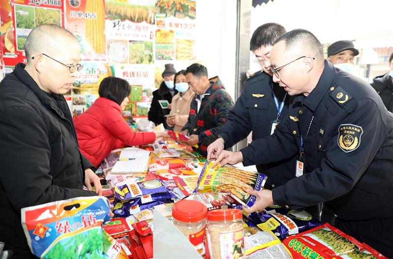 丹棱縣農(nóng)業(yè)執(zhí)法人員正在對(duì)農(nóng)資市場(chǎng)開展檢查。